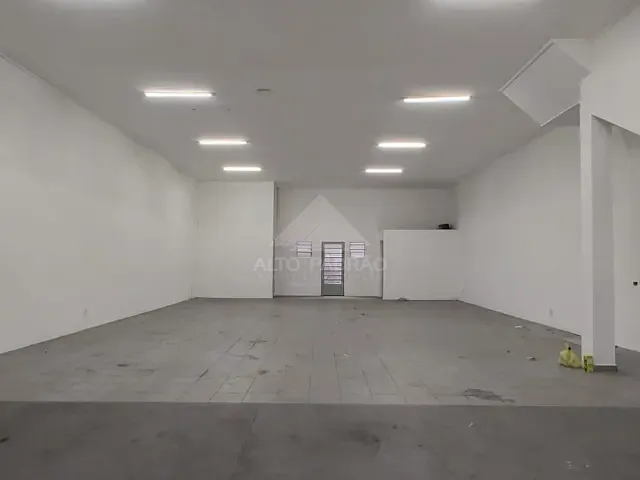Galpão / Barracão com 300m², para alugar, no bairro Jardim Zaira em Mauá
