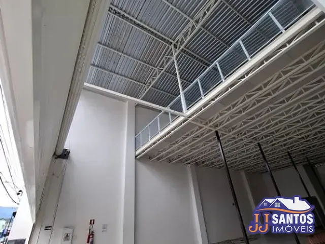 Galpão / Barracão com 218m², para alugar, no bairro Centro em Caraguatatuba