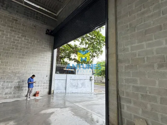 Galpão / Barracão com 860m², para alugar, no bairro Imbiribeira em Recife