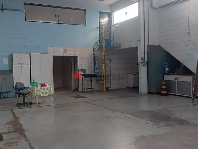 Galpão / Barracão com 300m², para alugar, no bairro Jardim Guarará em Santo André