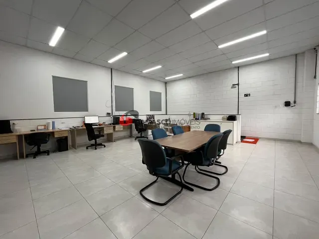 Galpão / Barracão com 556m², para alugar, no bairro Jardim Santo Antônio em Santo André