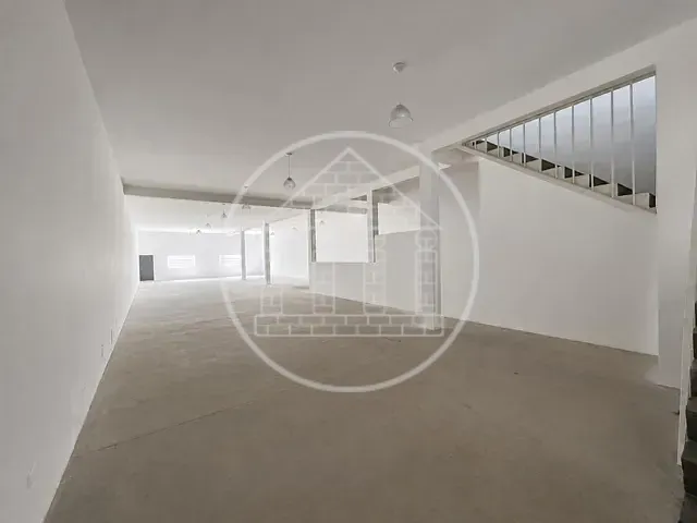 Galpão / Barracão com 600m², para alugar, no bairro Vila Califórnia(Zona Sul) em São Paulo