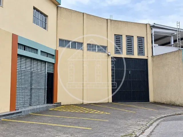 Galpão / Barracão à venda ou para alugar, no bairro Rio Bonito em São Paulo