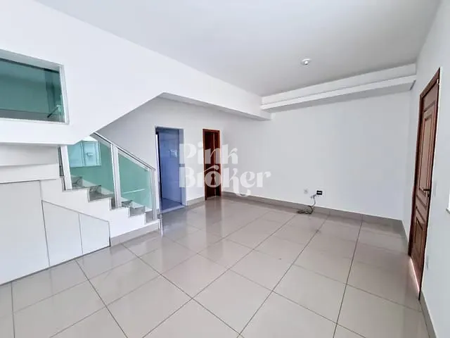 Casa com 135m² 3 quartos e 4 banheiros, à venda, no bairro Cabral em Contagem