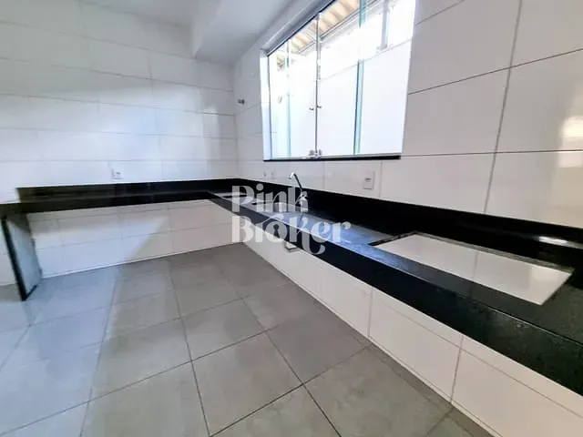 Casa com 135m² 3 quartos e 4 banheiros, à venda, no bairro Cabral em Contagem