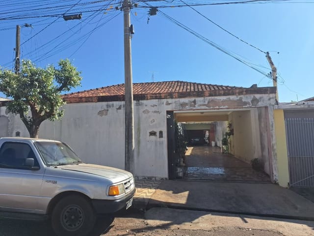 Casa com 490m² 4 quartos e 3 banheiros, para alugar, no bairro Vila Guaruja em Birigui