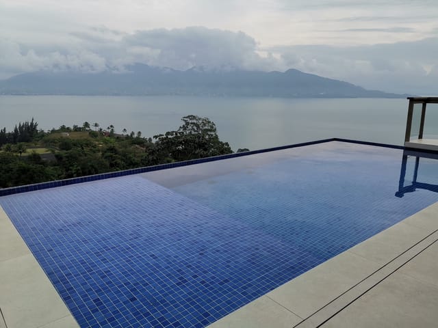 Casa com 1500m² 8 quartos e 9 banheiros, à venda, no bairro Siriúba em Ilhabela
