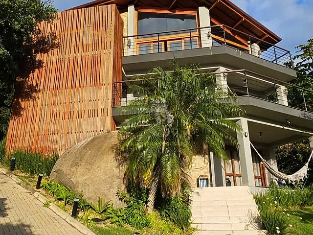 Casa com 1000m² 6 quartos e 3 banheiros, à venda, no bairro Barra da Lagoa em Florianópolis