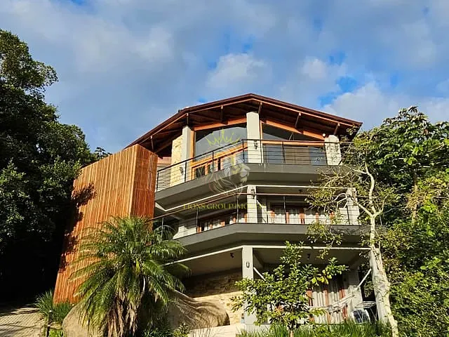 Casa com 1000m² 6 quartos e 3 banheiros, à venda, no bairro Barra da Lagoa em Florianópolis