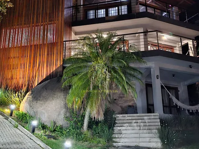 Casa com 1000m² 6 quartos e 3 banheiros, à venda, no bairro Barra da Lagoa em Florianópolis