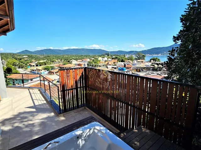 Casa com 1000m² 6 quartos e 3 banheiros, à venda, no bairro Barra da Lagoa em Florianópolis