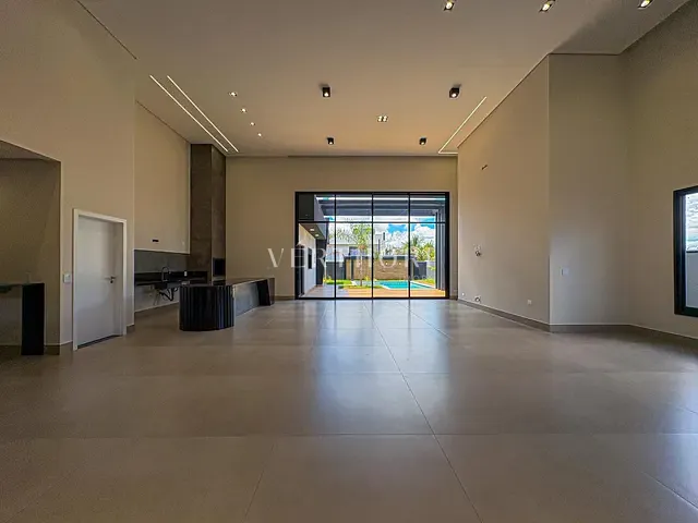 Casa com 700m² 4 quartos e 5 banheiros, à venda, no bairro Jardim Tarobá em Cambé