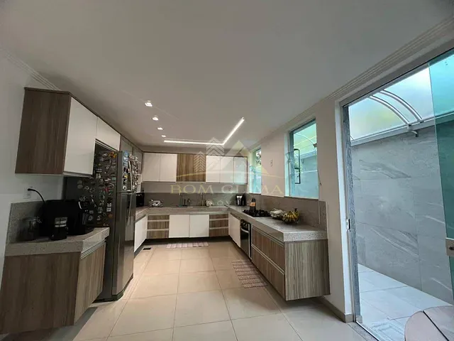 Casa 3 quartos e 4 banheiros, à venda, no bairro Grama em Juiz de Fora