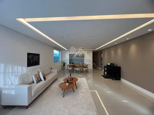 Casa 3 quartos e 4 banheiros, à venda, no bairro Grama em Juiz de Fora