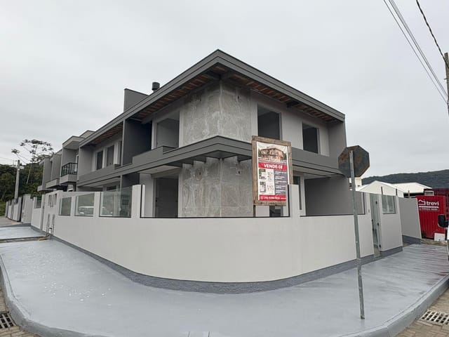 Casa 3 quartos e 3 banheiros, à venda, no bairro Forquilhas em São José