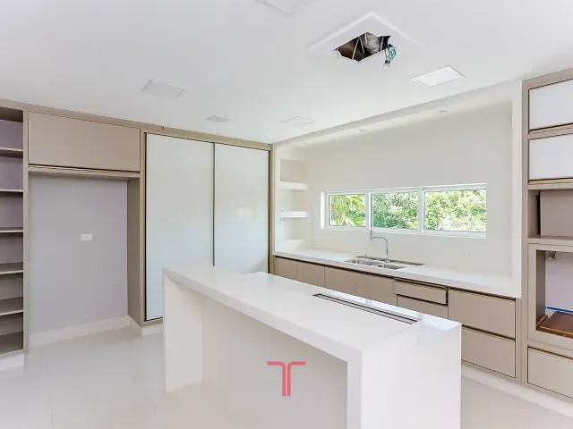 Casa com 550m² 5 quartos e 6 banheiros, à venda, no bairro Uberaba em Curitiba