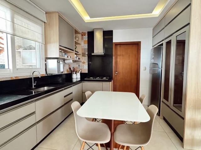 Casa com 500m² 5 quartos e 6 banheiros, à venda, no bairro Vila Nova de Colares em Serra