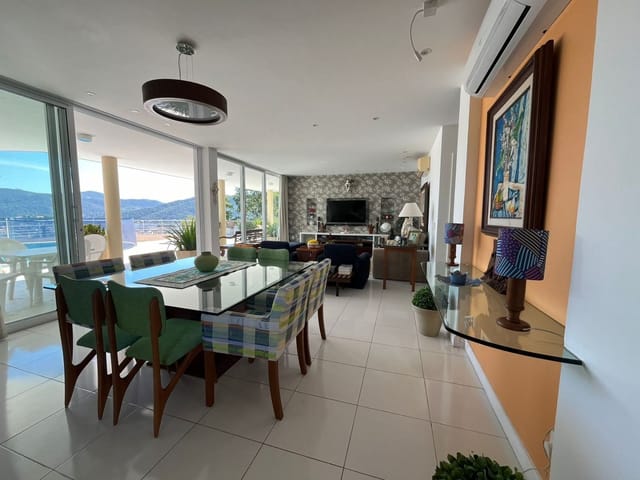 Casa com 850m² 4 quartos e 7 banheiros, à venda, no bairro Piratininga em Niterói