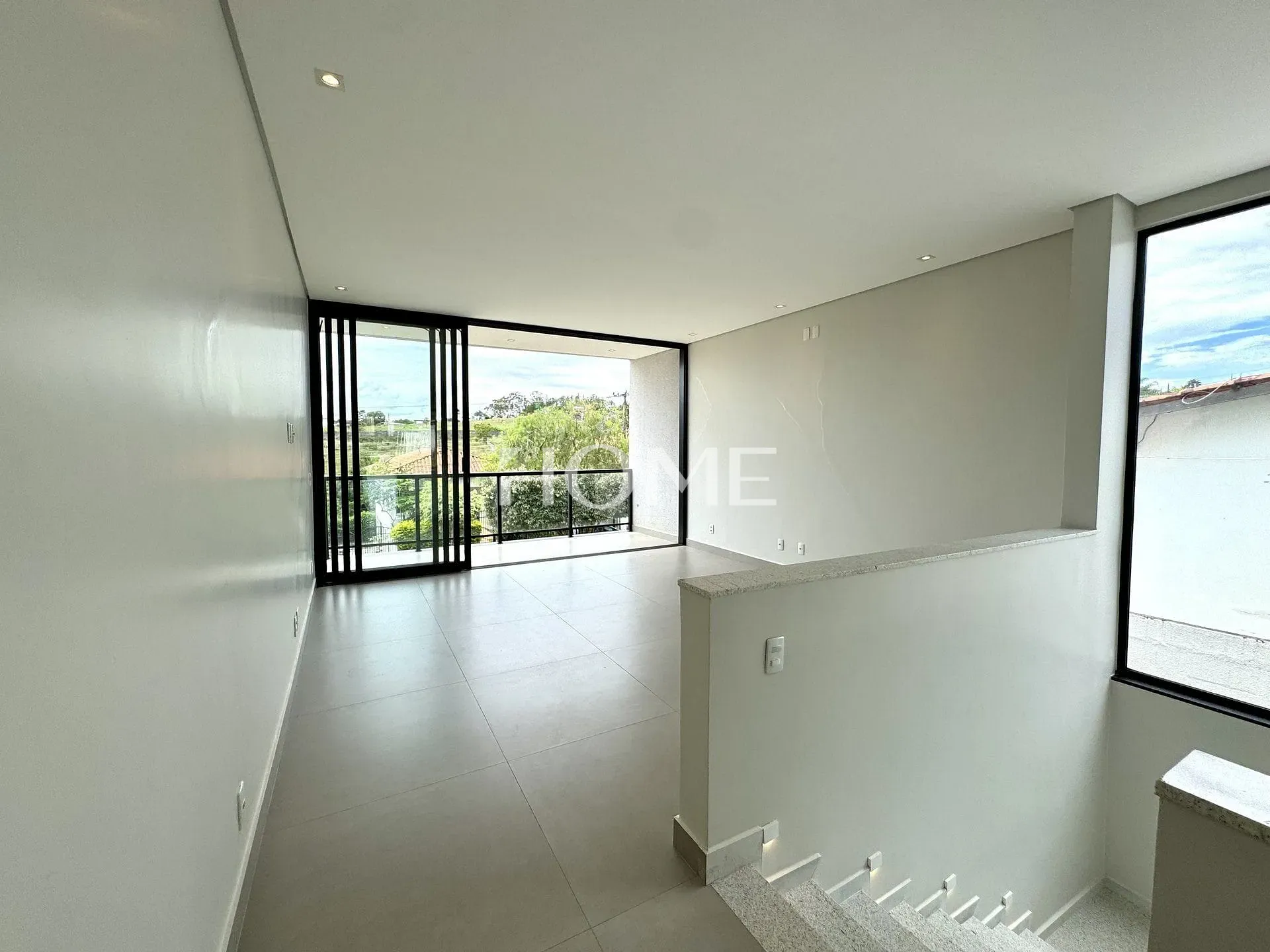 QUINTAS DO SOL Á VENDA – 600m²  – 5 QUARTOS (3 SUÍTES) – LOTE VAZADO