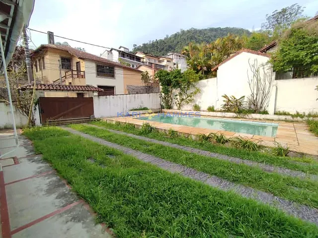 Casa com 600m² 4 quartos e 2 banheiros, à venda, no bairro Castelanea em Petrópolis