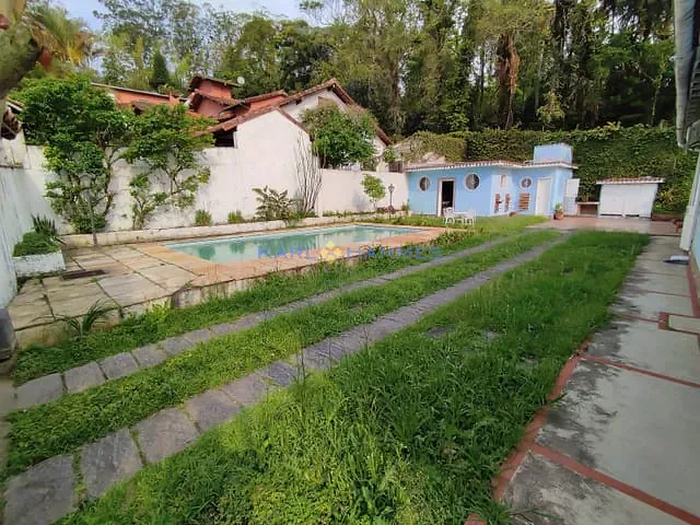 Casa com 600m² 4 quartos e 2 banheiros, à venda, no bairro Castelanea em Petrópolis