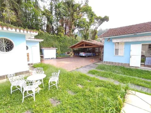 Casa com 600m² 4 quartos e 2 banheiros, à venda, no bairro Castelanea em Petrópolis