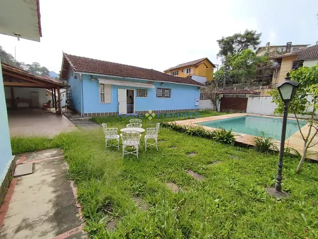 Casa com 600m² 4 quartos e 2 banheiros, à venda, no bairro Castelanea em Petrópolis