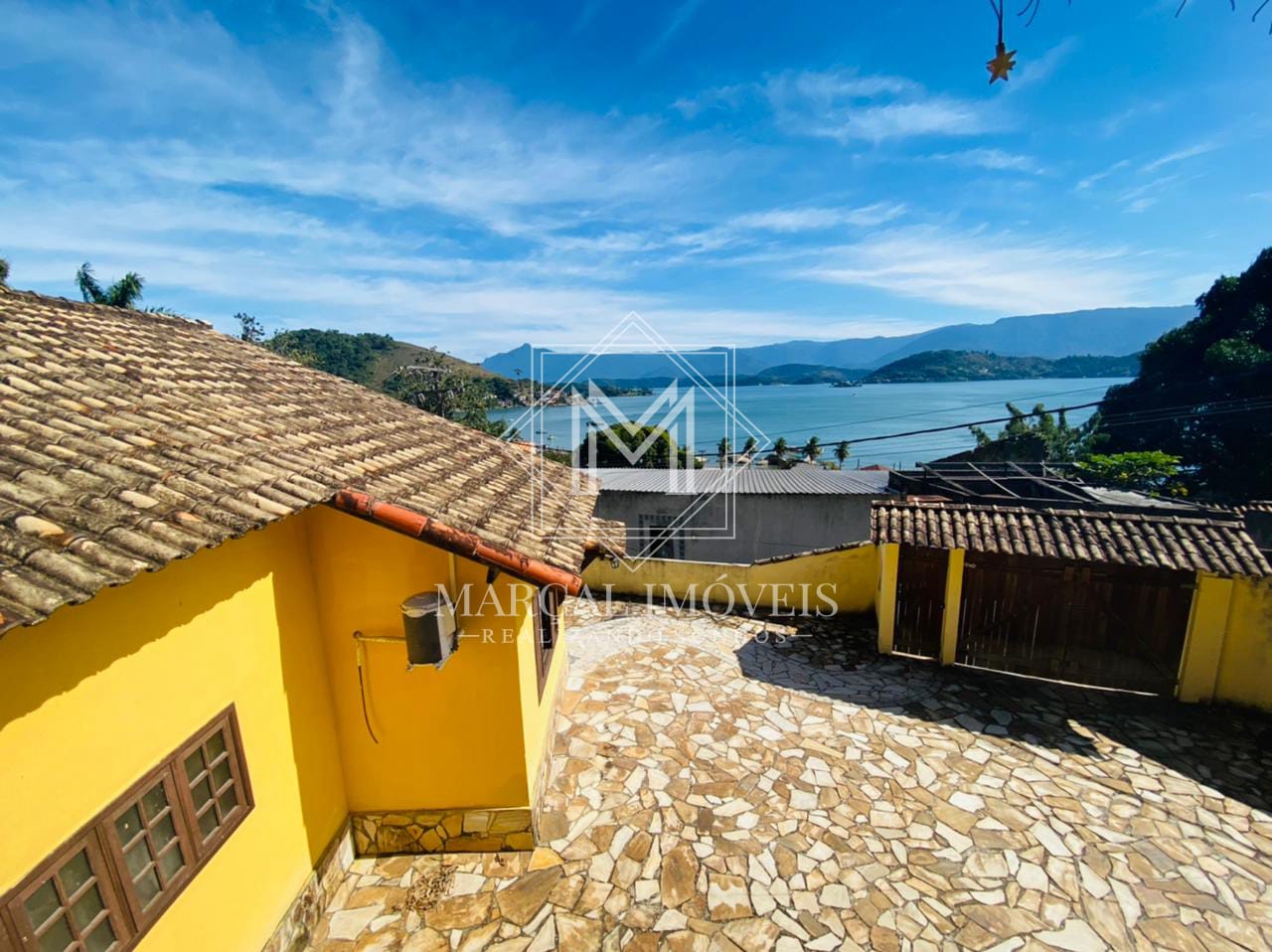 https://static.arboimoveis.com.br/CA0002_MARCAL/casaavendacomvistamarnaenseadacomgaragemparacarrosequintalemangradosreisestudaparteempermuta_1627743331409_watermark.jpeg