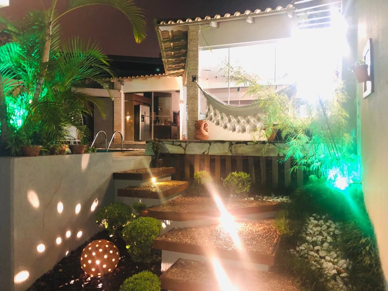 https://static.arboimoveis.com.br/CA0002_MAREZE/casa-alto-padrao-em-area-nobre-de-apucarana1625219756921whnwz.jpg