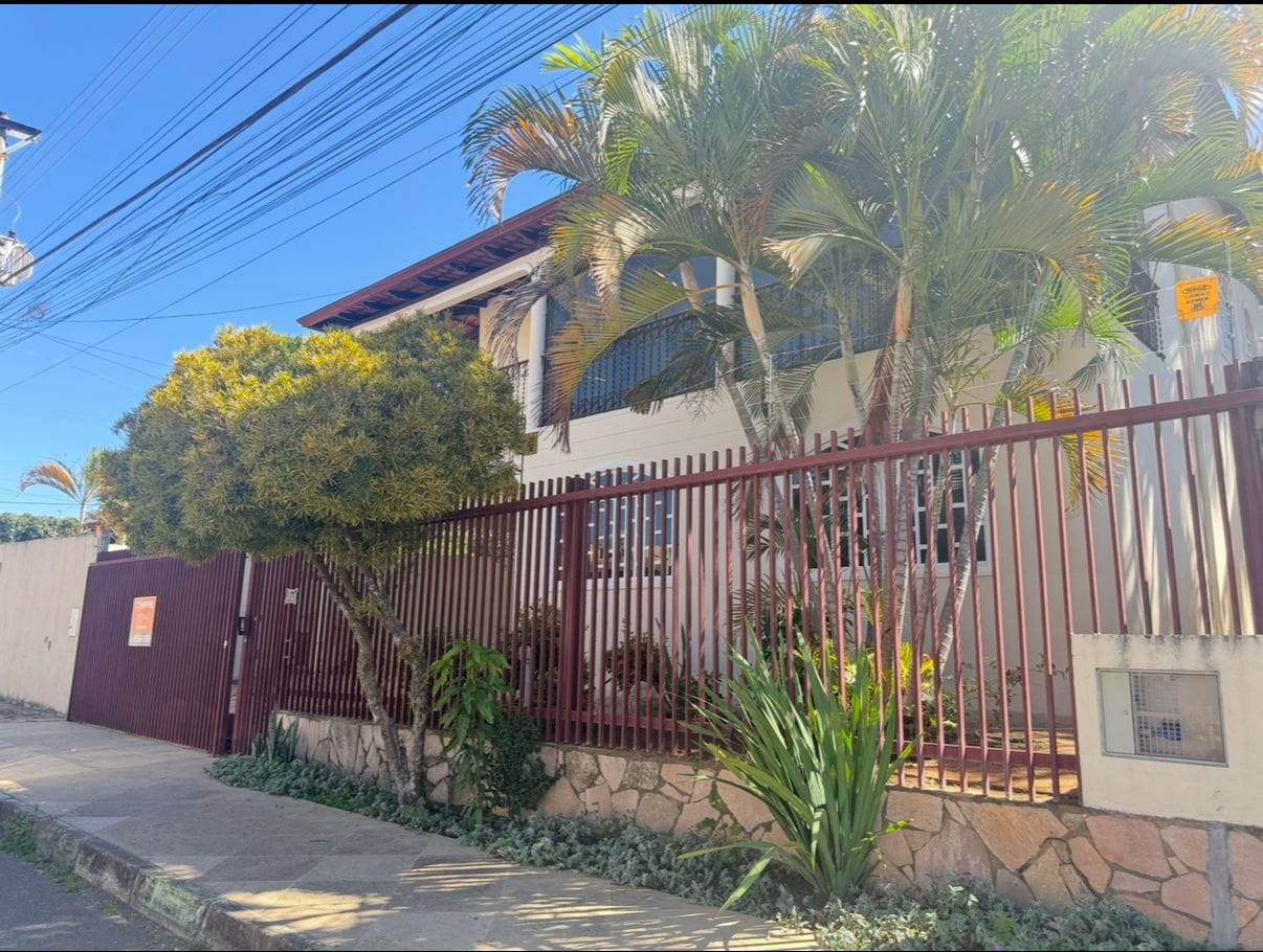 QR 1A, lote 400m2, 576m2 de construção. Ótima localização.