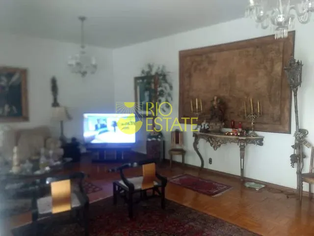 Casa com 876m² 4 quartos e 5 banheiros, à venda, no bairro Centro em Barra Mansa