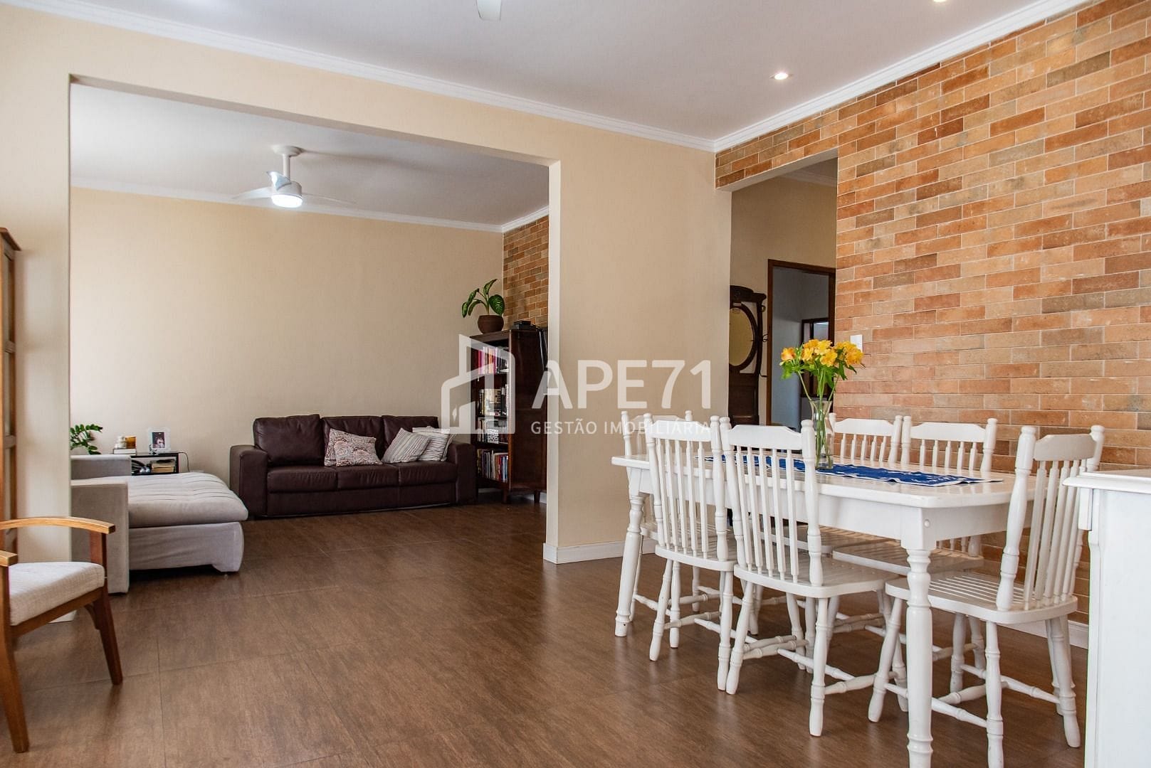Casa à venda com 2 quartos, 120m² - Foto 1
