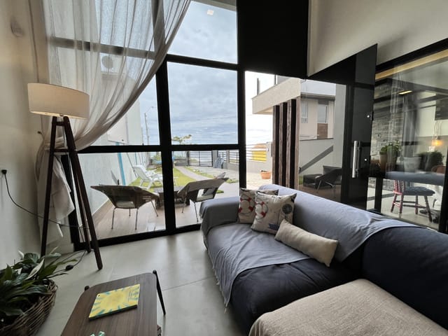 Casa 3 quartos e 5 banheiros, à venda, no bairro Praia de Armação em Penha