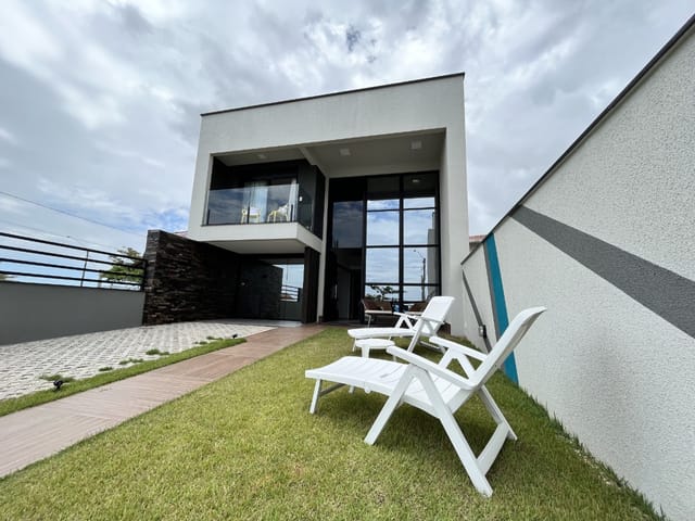 Casa 3 quartos e 5 banheiros, à venda, no bairro Praia de Armação em Penha