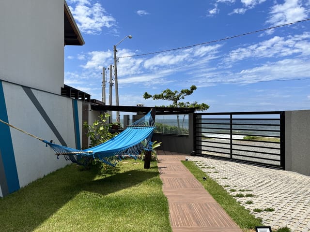 Casa 3 quartos e 5 banheiros, à venda, no bairro Praia de Armação em Penha