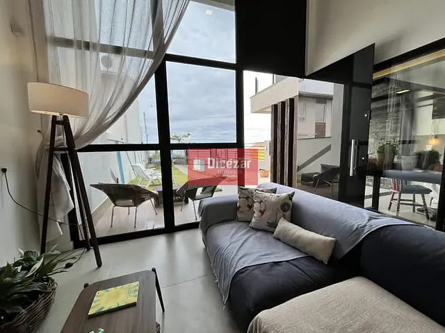 Casa 3 quartos e 5 banheiros, à venda, no bairro Praia de Armação em Penha