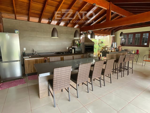 Sobrado com 330m² 4 quartos e 4 banheiros, à venda, no bairro Jardim América em Dourados