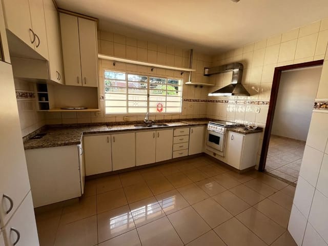 Casa com 320m² 3 quartos e 4 banheiros, para alugar, no bairro Guanabara em Londrina
