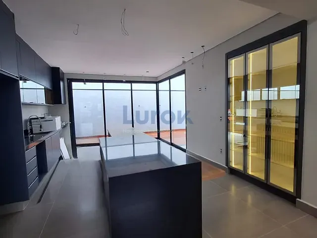 Casa com 300m² 3 quartos e 6 banheiros, à venda, no bairro Roncáglia em Valinhos