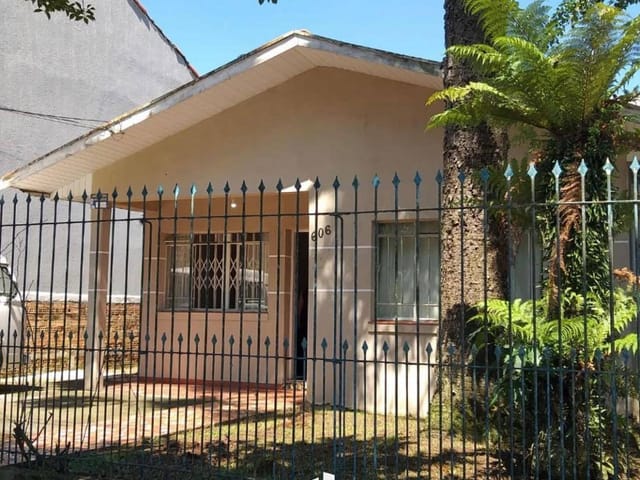 Casa com 330m² 3 quartos e 1 banheiro, à venda, no bairro Lindóia em Curitiba