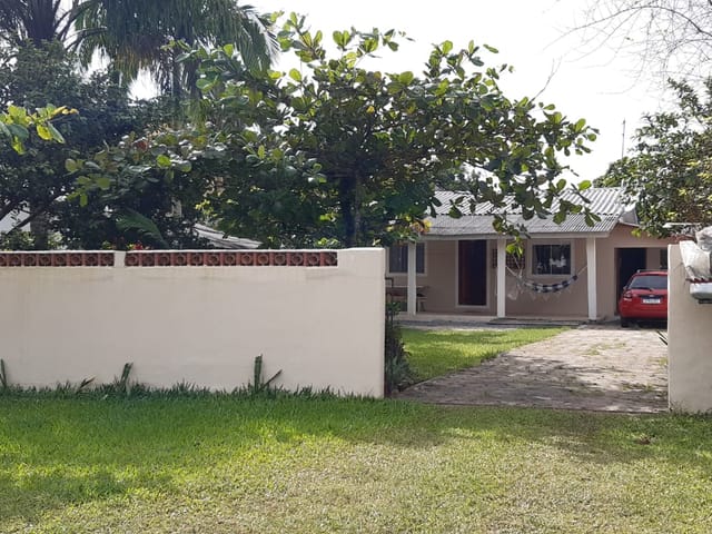 Casa com 393m² 4 quartos e 2 banheiros, à venda, no bairro Piçarras em Guaratuba