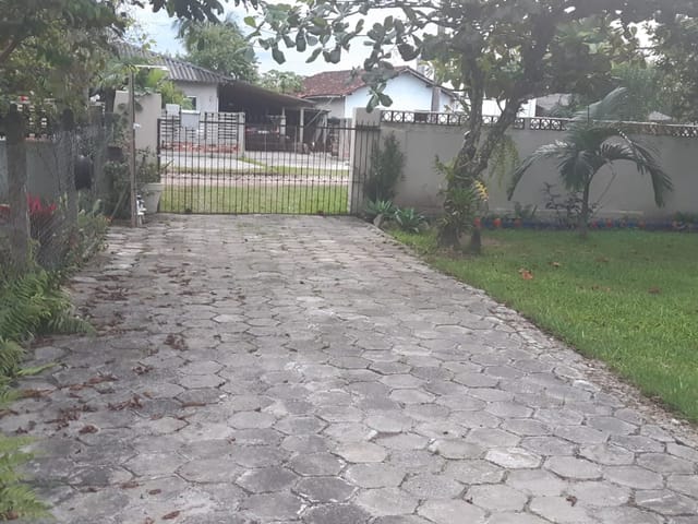 Casa com 393m² 4 quartos e 2 banheiros, à venda, no bairro Piçarras em Guaratuba