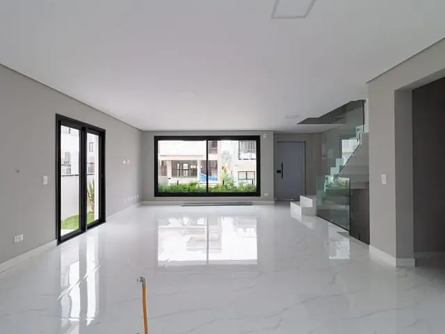 Casa com 213m², à venda, no bairro Santa Cândida em Curitiba