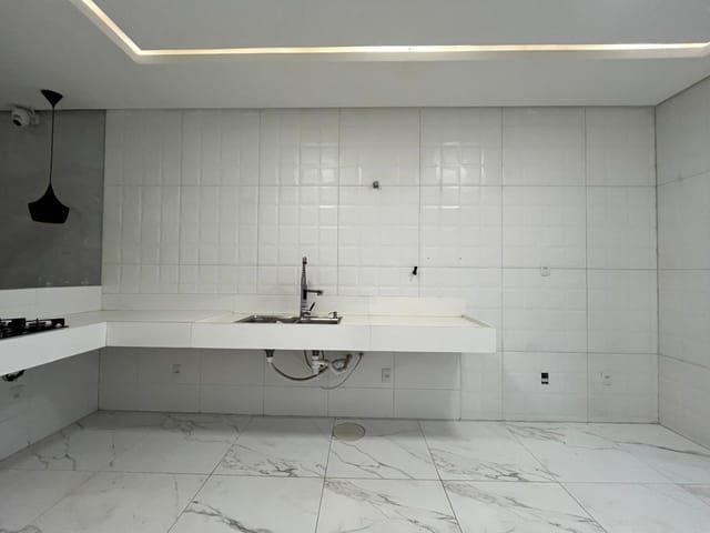 Casa com 360m² 4 quartos e 4 banheiros, à venda, no bairro Setor Garavelo em Goiânia