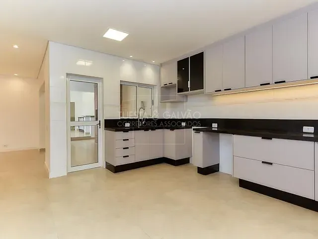 Casa com 210m² 3 quartos e 2 banheiros, à venda, no bairro Santa Cândida em Curitiba