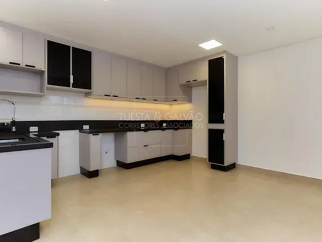 Casa com 210m² 3 quartos e 2 banheiros, à venda, no bairro Santa Cândida em Curitiba