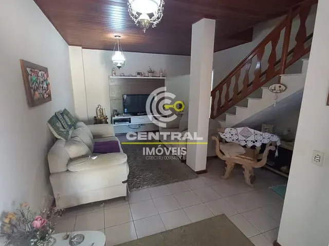 Casa 2 quartos e 3 banheiros, à venda ou para alugar, no bairro Centro em Itaboraí