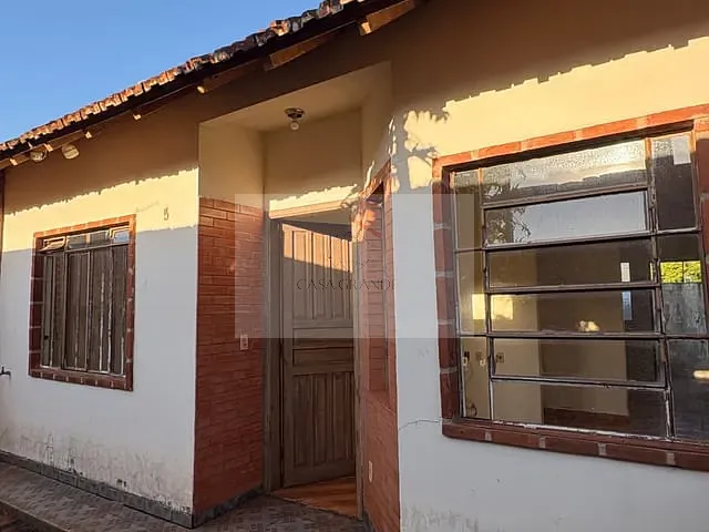 Casa 2 quartos e 1 banheiro, para alugar, no bairro Centro em Rolândia