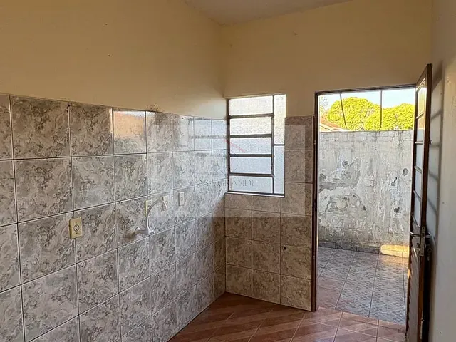 Casa 2 quartos e 1 banheiro, para alugar, no bairro Centro em Rolândia