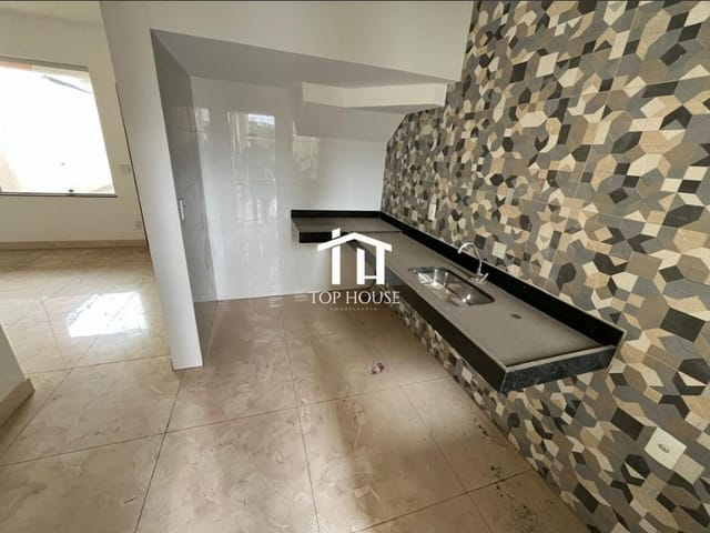 Casa 3 quartos e 2 banheiros, à venda, no bairro Vale das Orquídeas em Contagem